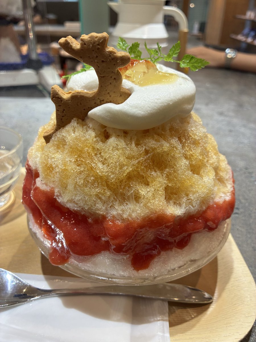 happy_jasmine's tweet photo. 昨日はかき氷も食べてきました。
あの有名なお店。
鹿さんは有料トッピング。
なんか乗せたくなりますね

#ほうせき箱 https://t.co/17MbYOv0Hx