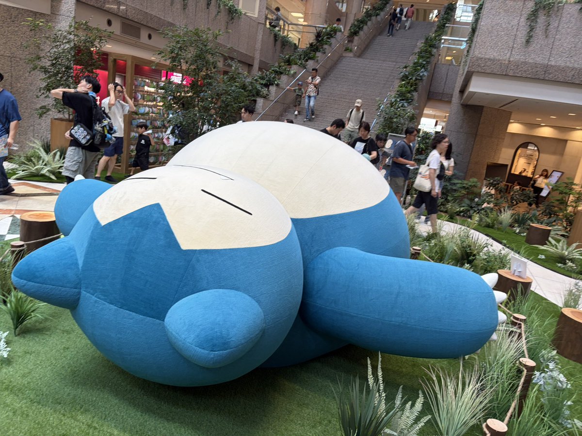 uuuo0317's tweet photo. ポケスリ横浜、コダック見つけられずあごじまるも見つけられなかった(多分建物違う😭)し、スタンプラリーは行列だったので諦め、寝坊した時点でメガガチャ諦めた。が、初めてのポケフタ巡り(2ヶ所しか回らなかった)楽しかった！！
#ポケスリ3周年をみんなで
#ポケスリ https://t.co/MllaAVVEbZ