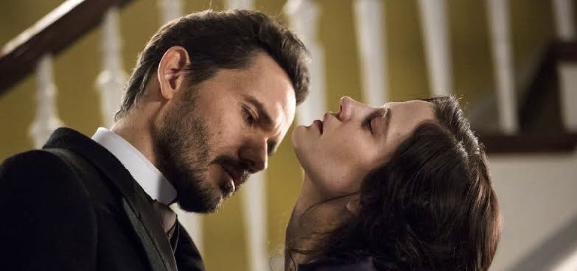uaidarko's tweet photo. “Penny Dreadful” é uma série que desconstruiu grandes monstros da história tornando-os vulneráveis e melancólicos. E isso os torna ainda mais assustadores.

Tem monólogos sobre religião, tem poesia e tristeza. E tem terror, mas um terror de qualidade, que entra na sua cabeça e te acompanha por um tempão.

É sobre culpa, fé, desejo, luto e sobre a luta contra os próprios demônios. Você percebe que os verdadeiros monstros quase nunca são os sobrenaturais, mas aquilo que carregamos dentro da gente. Uma das obras mais bonitas, inteligentes e subestimadas da TV.