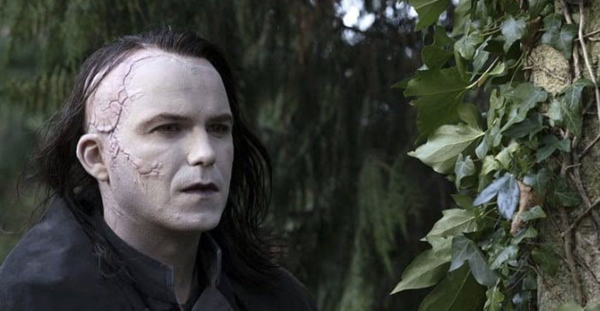 uaidarko's tweet photo. “Penny Dreadful” é uma série que desconstruiu grandes monstros da história tornando-os vulneráveis e melancólicos. E isso os torna ainda mais assustadores.

Tem monólogos sobre religião, tem poesia e tristeza. E tem terror, mas um terror de qualidade, que entra na sua cabeça e te acompanha por um tempão.

É sobre culpa, fé, desejo, luto e sobre a luta contra os próprios demônios. Você percebe que os verdadeiros monstros quase nunca são os sobrenaturais, mas aquilo que carregamos dentro da gente. Uma das obras mais bonitas, inteligentes e subestimadas da TV.