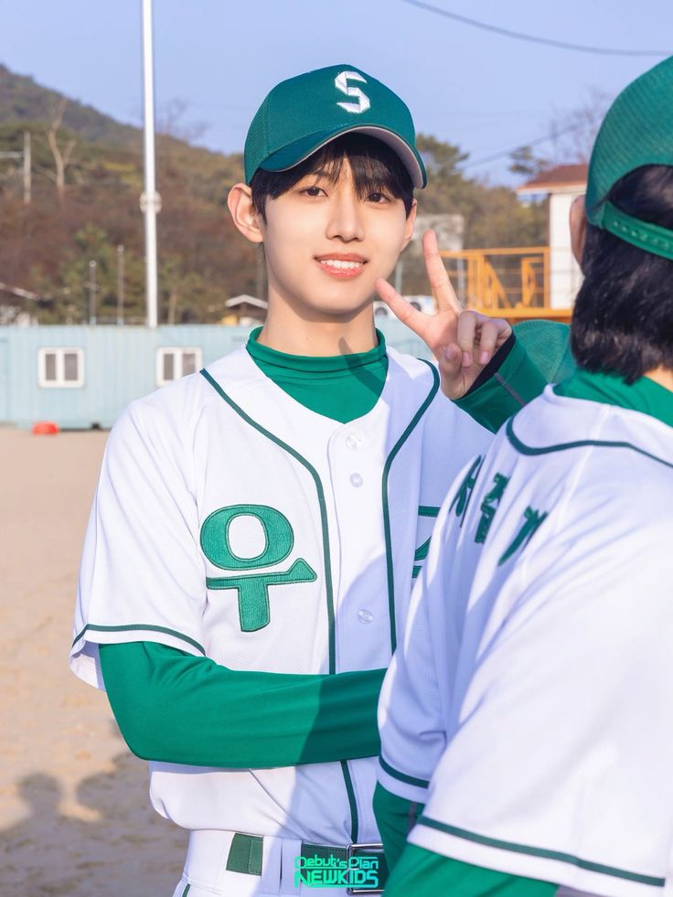 wonjjangiz's tweet photo. Jang Yonghoon and Park Wonbin will throw the ceremonial first pitch for LG twins on July 22

WELCOME BACK BAEKHOON AND KANG HANIL! 🫶

#아이딧 #장용훈 #박원빈 #IDID https://t.co/q8d16FREVG