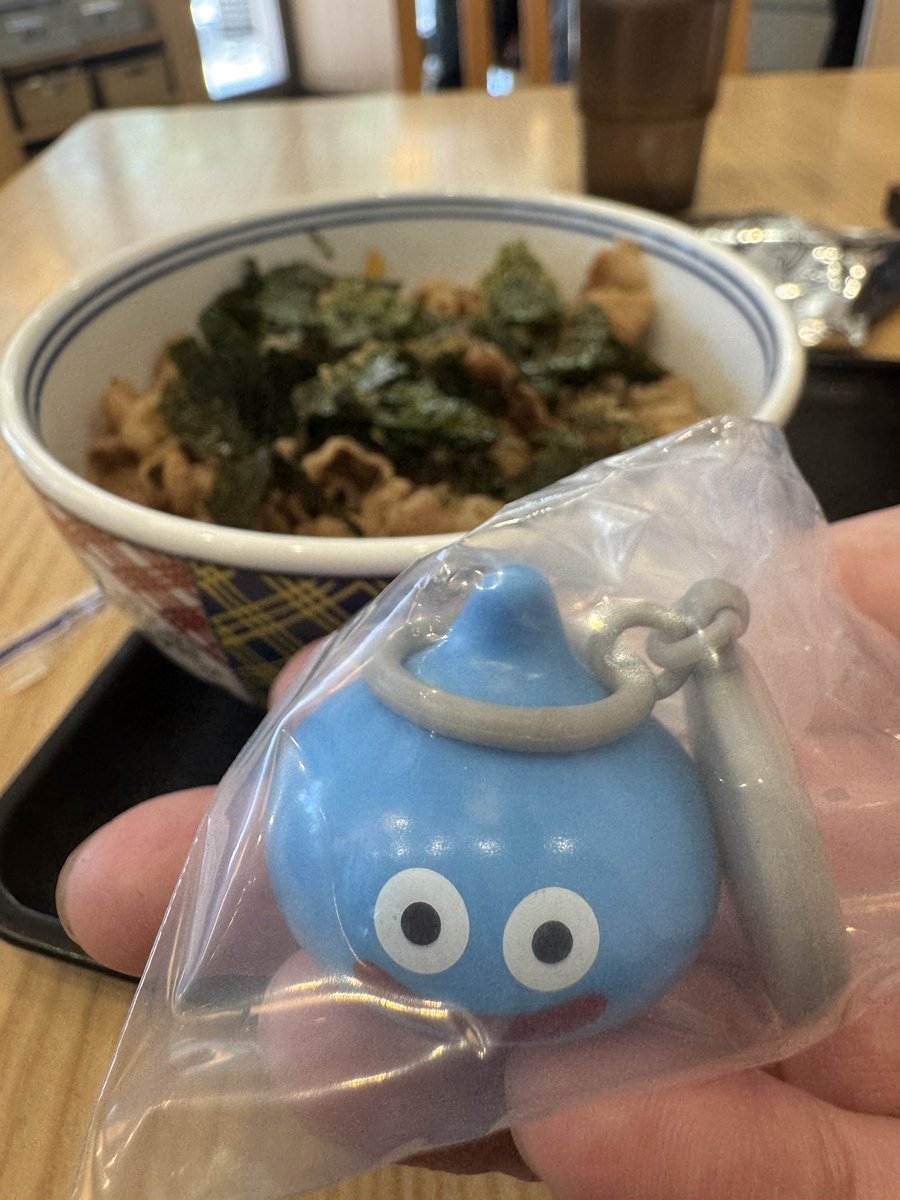 Karakuri_DQ's tweet photo. 幕張メッセに来たから駅前の吉野家寄ってきた！
かぶったけど、看板じゃなきゃいい！
待ってろどんぶり〜😤

最近の食べ方、小盛りご飯少なめ、海苔、味噌汁1080円
生たまご飽きた😅

#どんぶりスライム
#ドラクエ
#吉野家コラボ https://t.co/QFGqtND5PI