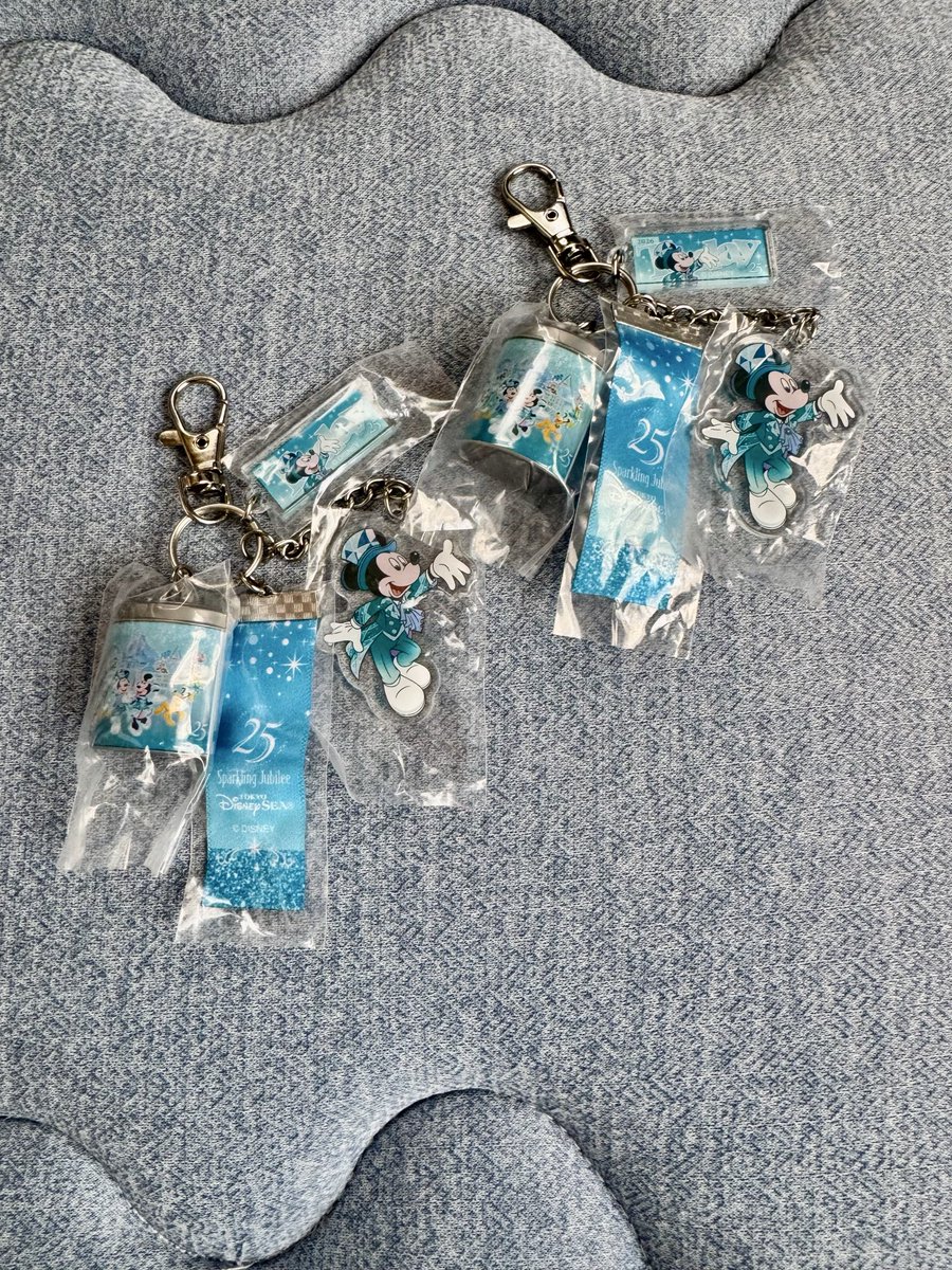 mis_S9x9's tweet photo. ディズニーカプセルトイキーチェーンの交換探してます。
オンラインでの購入で25周年が被っていまい交換して頂ける方探してます。
【譲】　25周年
【求】    5 .10 .15 .20周年のどれでも
遠方組なので郵送で対応させて頂きたいと思ってます。
#カプセルトイ交換 https://t.co/eZVpkc8Ioj