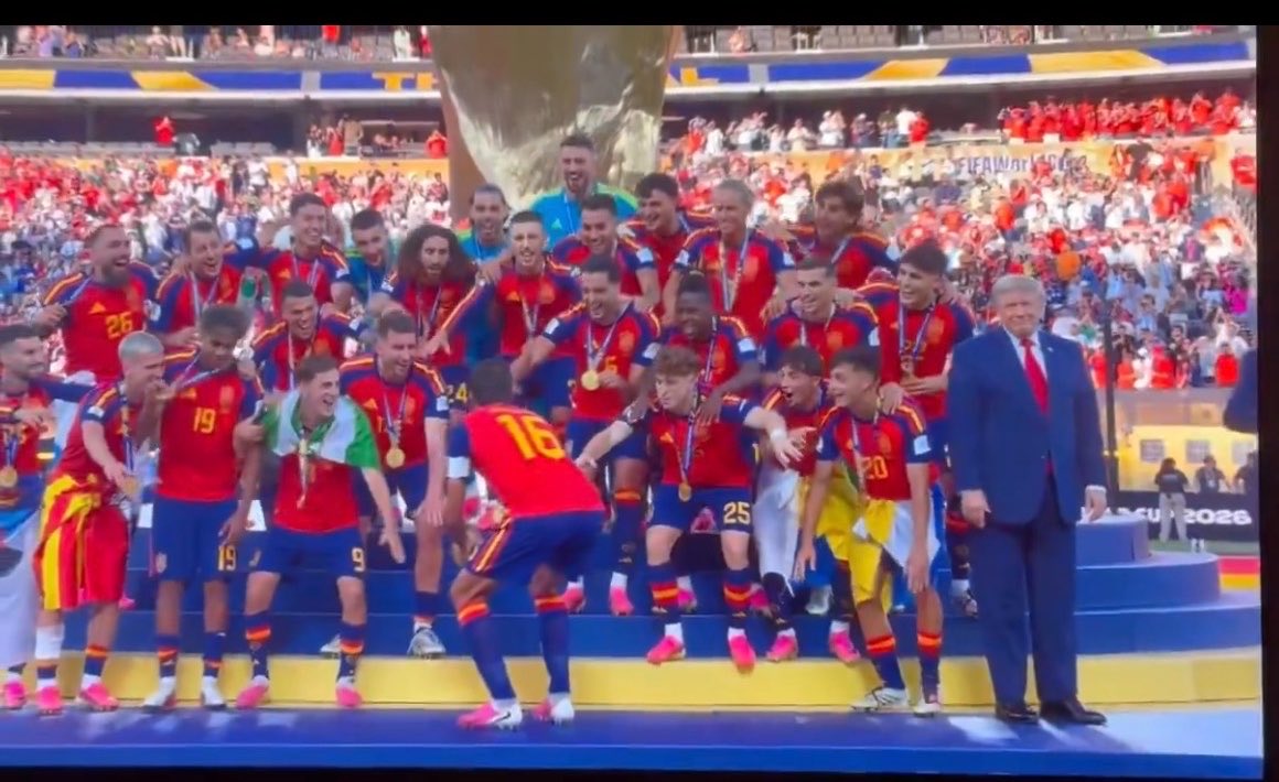 AleAlmiron_'s tweet photo. Cuando tu compañero no hizo nada en el trabajo práctico y igual tenés que poner su nombre.

#mundialdefútbol2026 #trump #España #argentina https://t.co/QOif9ZMXjw