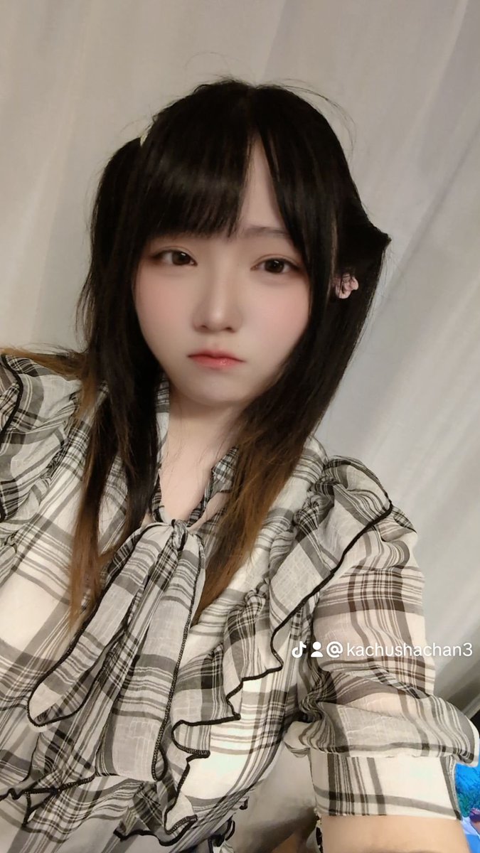 kachushachan's tweet photo. きのう配信のあとヘアゴム取ろうとしたら絡みついてしまって引きちぎった🥹
髪の毛ごめんね、、、 https://t.co/h0PDIXSZCD