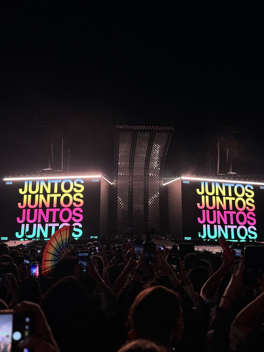 harryesdarling's tweet photo. E porque ninguém ta falando do cuidado master dele de ter traduzido a respect your mother cam para respeite sua mãe e a logo da tour para juntos? https://t.co/ypiNNezeZj
