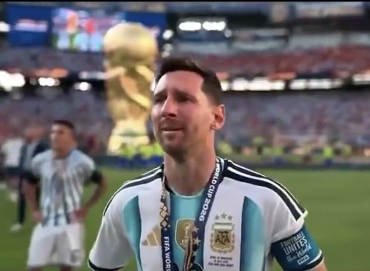 fedbol's tweet photo. Hay niveles.

Cómo se retira el Rey
Como se retira Messi https://t.co/1R7wjDEOKX