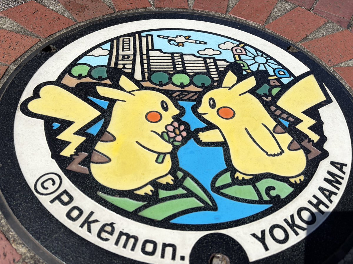 uuuo0317's tweet photo. ポケスリ横浜、コダック見つけられずあごじまるも見つけられなかった(多分建物違う😭)し、スタンプラリーは行列だったので諦め、寝坊した時点でメガガチャ諦めた。が、初めてのポケフタ巡り(2ヶ所しか回らなかった)楽しかった！！
#ポケスリ3周年をみんなで
#ポケスリ https://t.co/MllaAVVEbZ