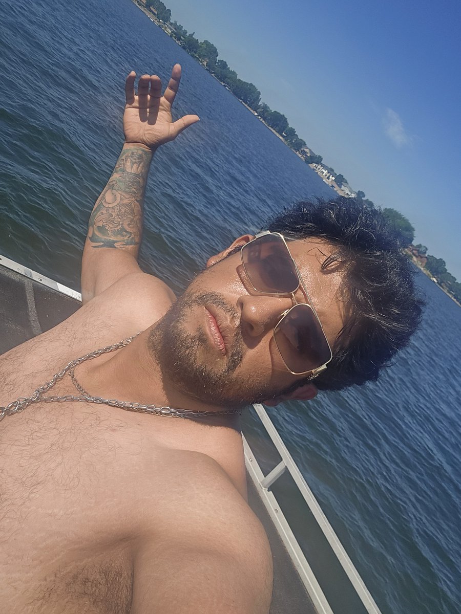 AeroManAlan's tweet photo. Lake Day, we rented a boat 🚢 

Had fun but holy shit not enough sunscreen and I remembered I haven't swam in forever https://t.co/VgzS4NMQdp