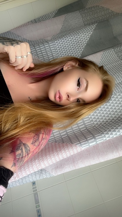 AngelOfFindom69 tweet picture