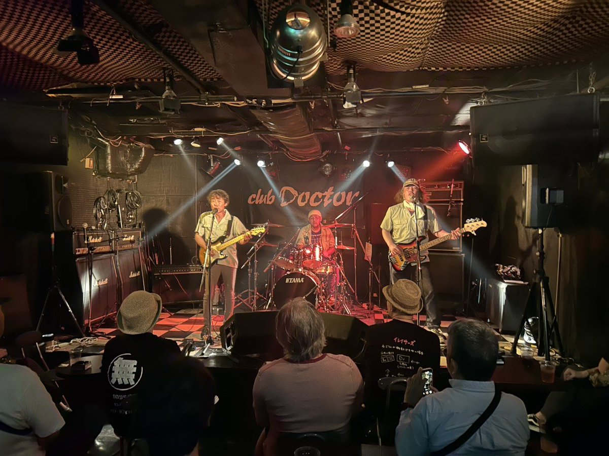 kusarocks's tweet photo. 昨日のライブにご来場の皆さま、
誠にありがとうございました！

感謝が渋滞して言葉になりませんが、昨夜の皆さんの明るい表情が、今後の活動で大きな励みになり続けることだけは、ぜひともお伝えしておきたいと思います。

いいねやリポストで応援してくださった皆様にも、ありがとうございました！ https://t.co/3F7U71utPy