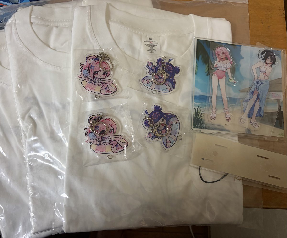 9629kuroniku's tweet photo. 昨日は帰って風呂入ったら力尽きたので今開封！
Tシャツ(5L)3枚、アクリルジオラマ、キーホルダー2個ずつ、バッジ20個！
素敵なサインもいただきました♡(家宝)
バッジの偏りがすごいw
...あれ？これってもしかして
...当たり引いた？
 #ぐーそん東西プレミアム交流会 https://t.co/2AeSIpZAQX
