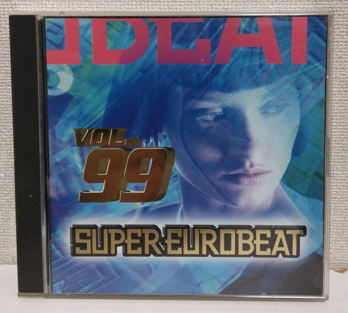 Eurobeat_bot's tweet photo. Super Eurobeat Vol.99
AVCD 1099（1999/6/23）
vol.100までラスト1歩！！
コンピアルバムが3桁行くってすごすぎますよね

100、shy gun、if only knew、excitable、superheroとラストを飾ったbad bad boyが好きです

history of sebではtimeが1曲しか収録されて無いというなんと寂しい… https://t.co/YZPArrBByn