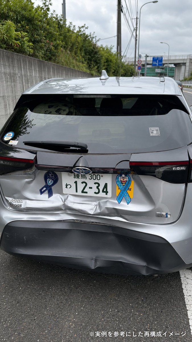 carsharemania's tweet photo. タイムズのステッカーをマグネットで隠した状態で事故り、その車を囲んでポーズを取り、写真をSNSに上げていたのを、つい先日に見たことがある。
なお、その投稿は短時間で削除されていたので、保存していたスクショをもとにAIで再構成すると、だいたいこんな感じ。 https://t.co/Qlz1r7pJTZ