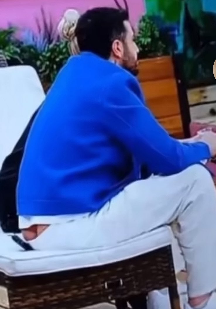 qarecvn's tweet photo. يمه وش هالكلام اللي طالع يارين وأوسمان ؟؟؟
هي وشلون خذته بجديه وهو استه مابقى إلا هند القحطاني ماشافتها https://t.co/WZnSNtEarD