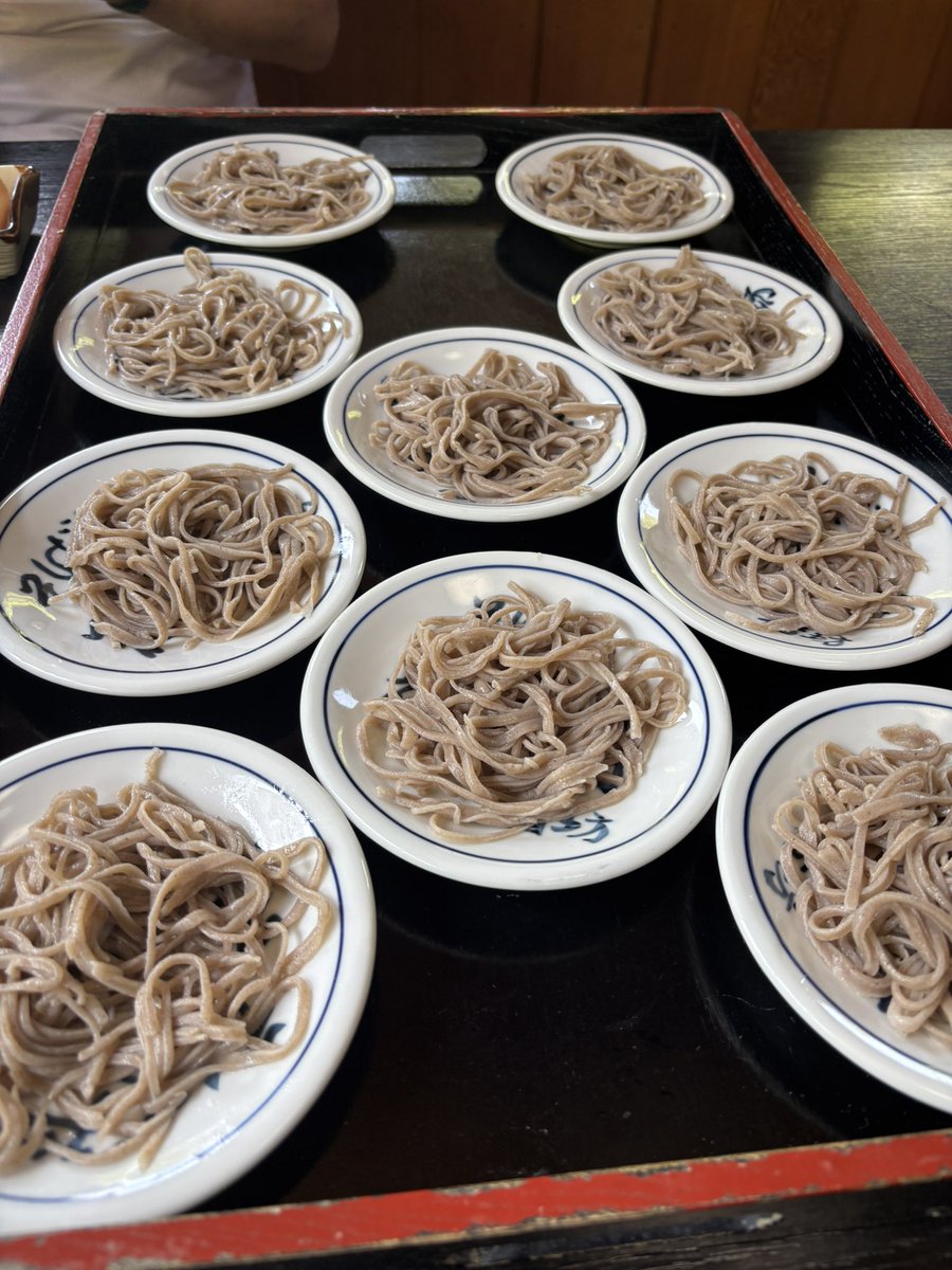 Nezu54496608's tweet photo. 昨日食べた出石の皿蕎麦🥢　（写真は2人前）
天然鮎の天ぷら¥800も頼んだら、3匹もあって野菜の天ぷらまでついている！
皿蕎麦はもちろん、天ぷらがサクサクで美味しかった✨油モノに弱めの私でも最後まで美味しく頂けました🩷 https://t.co/8E573cCTcW