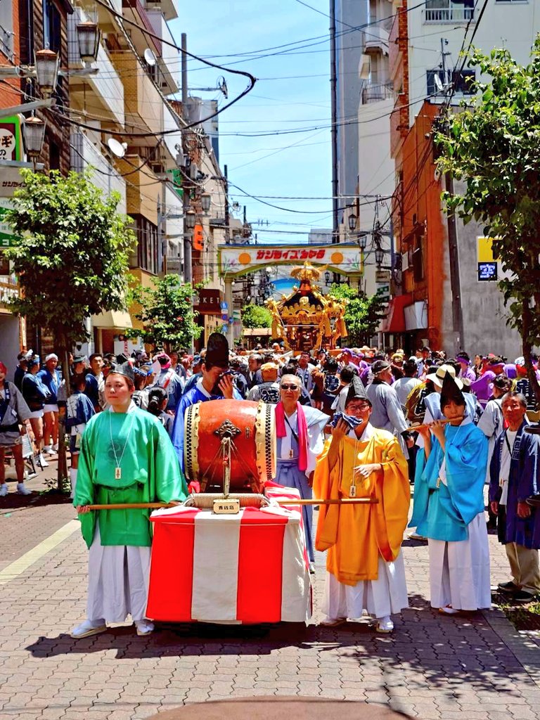 kakoyurinosuke's tweet photo. 気温33℃の中、猿田彦と鈿女の夫婦神を祀る大田区蒲田の御園神社 例大祭にて、神輿の先導ならびに猿田彦の舞奉納のお役を完遂して参りました。
一夜明けた現在、足がパンパンで動けません💦

私はご祭神猿田彦大神として、朝7時前から準備、9時半宮出し～17時宮入りまでの7時間半、一本歯下駄で神輿の先導と途中７回の舞奉納という、それはそれは過酷な…もとい光栄なお役目でした！

弓ノ丞は妻神の文字通り、甲斐甲斐しく猿田彦の世話をしながら天鈿女として随行。
鏡衛門は、本社 椿大神社より下賜されし 猿田彦大神旗を掲げ随行。
羽矢太郎、Greg、鹿島、花梨はお囃子を奏しながら太鼓山車を司って随行。

その他、氏子さんたちによる、神社旗持ち、錫杖持ち、総代さん役員さん達と共に神輿の先導を勤める姿はまさに天孫降臨の如き。

いや流石にくたびれましたが、楽しく誉れ高い1日でございました。
直会楽しかった🍻✌