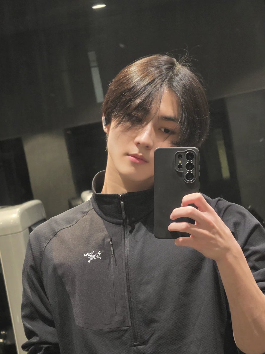 jnugwonie's tweet photo. i can't believe these two insane visuals are in the same group https://t.co/LjZsk6N8hg