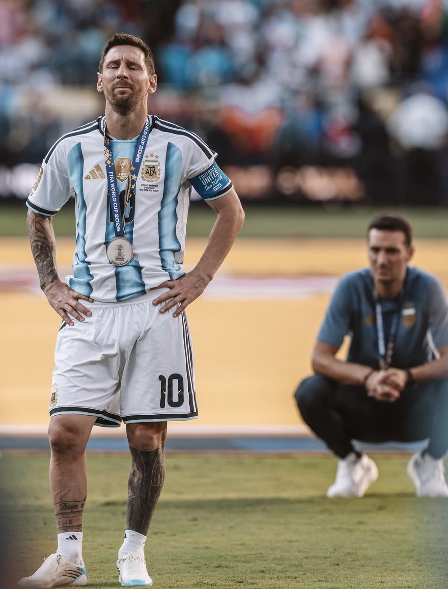 Kevinbe87409875's tweet photo. Una lastima que tu último mundial termina de esta manera pero sacando todo eso ya hiciste historia con Argentina no le debes nada a nadie y ya no tenes que demostrar nada me alegro tanto de saber que tuve la oportunidad de verte jugar el Mejor jugador del mundo 🥺❤️

#Leo #Messi https://t.co/8XpvenQWwp