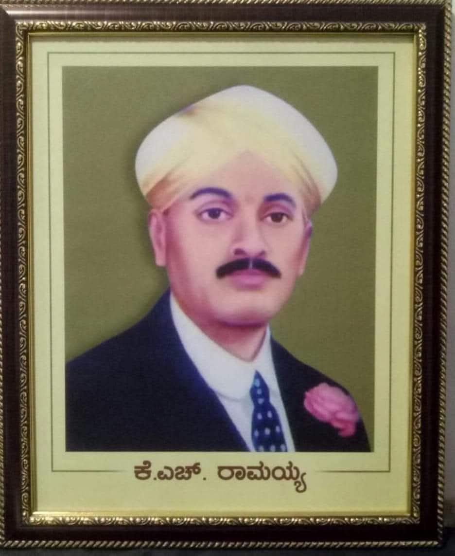 MalleshKV's tweet photo. ಒಕ್ಕಲಿಗರ ಅಸ್ಮಿತೆಯ ಪ್ರತೀಕ, ರಾಜ್ಯ ಒಕ್ಕಲಿಗರ ಸಂಘದ ಪ್ರಾತ್ಹಸ್ಮರಣೀಯ ಸಂಸ್ಥಾಪಕ ಅಧ್ಯಕ್ಷರೂ, ಗೌರವ ಮಾನ್ಯರೂ, ನಿತ್ಯ ಸಂಸ್ಮರಣೀಯರೂ ಆದ ಕೆ ಹೆಚ್. ರಾಮಯ್ಯನವರಿಗೆ ಗೌರವ ಪೂರ್ವಕ ನಮನಗಳೂ, ಹಾಗೂ ಅವರ ಜನ್ಮದಿನ ಹಾರ್ದಿಕ ಶುಭಾಶಯಗಳೂ, ಹೃತ್ಪೂರ್ವಕ ಅಭಿನಂದನೆಗಳು. https://t.co/OTxt0OUucy