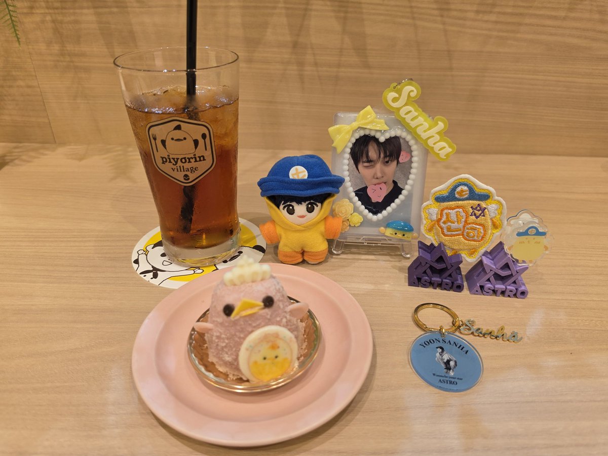 YAKKO5's tweet photo. ぴよりんvillage🐥
15周年限定の特別ぴよりん😋

ミャクミャクや鳥獣戯画コラボグッズ
買えた😍 https://t.co/XhQvo4XS5i