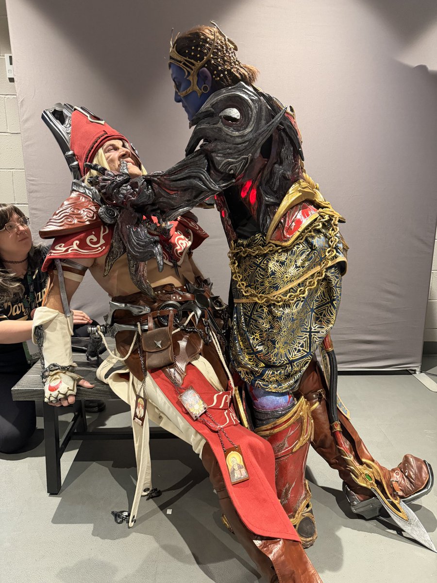 PlexiCosplay's tweet photo. Me filming the content vs the content #warframe #soulframe @Hokuprops https://t.co/M3ASPXF0bI