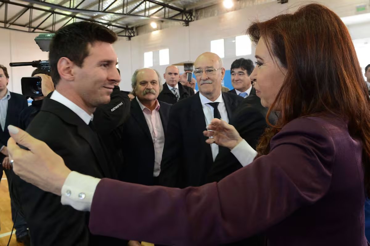 CFKarchivo's tweet photo. Gracias por darle felicidad a este pueblo golpeado. No sos de otro mundo, sos argentino. Gracias leo https://t.co/LBNZEaRAOM