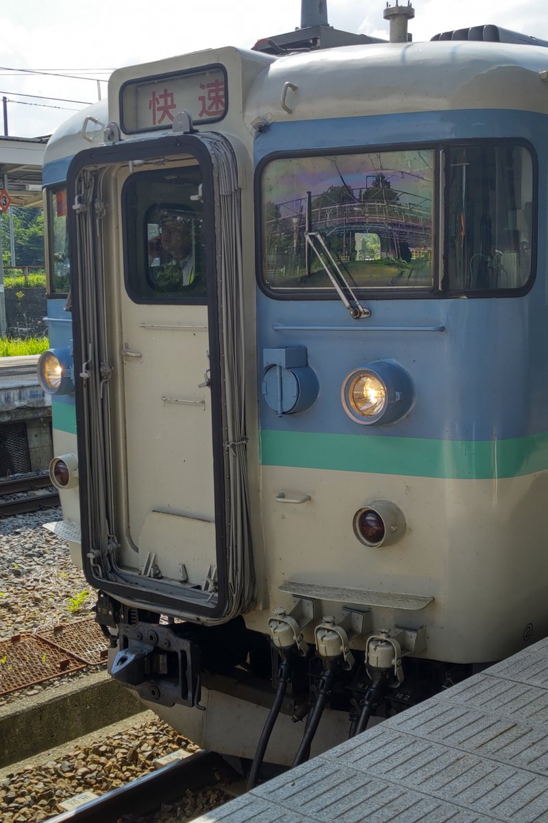 hakutaka1206's tweet photo. 臨時快速信越Rapid軽井沢行き　黒姫駅にて　＃しなの鉄道 https://t.co/8XA2KOhkhH