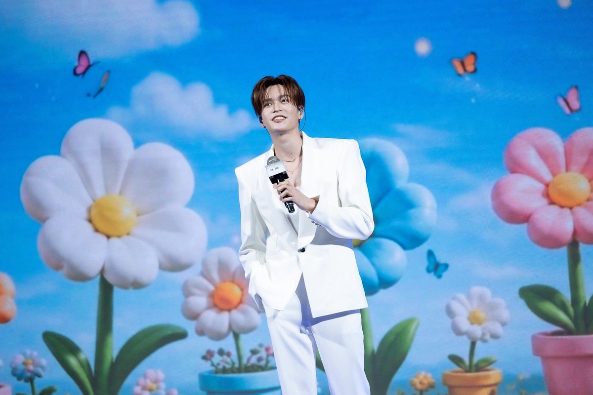 WEED_ENT's tweet photo. https://t.co/mTsZs9pwVr ปังไม่หยุด! คว้าหนุ่มฮอต “เอส - เกรท - มาร์ค” นั่งแท่นพรีเซ็นเตอร์ พร้อมเปิดตัวสุดยิ่งใหญ่ในงาน https://t.co/mTsZs9pwVr THE GRAND PRESENTER EVENT
#DRAllyTheGrandPresenterxEst
#DRAllyTheGrandPresenterxGreat
#DRAllyTheGrandPresenterxMark
#DRAlly #DRAllyThailand
https://t.co/mTsZs9pwVr แบรนด์ผลิตภัณฑ์ดูแลผิวที่กำลังได้รับความนิยมอย่างสูง ภายใต้การบริหารของ “แพทย์หญิง พิชญ์อาภา แจ่มจันทร์” และ “คุณศิริพร มังคลาด” Chief Executive Officer บริษัท บ้านแจ่ม กรุ้ป จำกัด ผู้ผลิตและจัดจำหน่ายแบรนด์ https://t.co/mTsZs9pwVr ยังคงเดินหน้าลุยตลาดสกินแคร์อย่างต่อเนื่อง ล่าสุดเสิร์ฟความปังเริ่มต้นครึ่งปีหลังแบบจัดใหญ่กับ https://t.co/mTsZs9pwVr THE GRAND PRESENTER EVENT เปิดตัว 3 นักแสดงสุดฮอตนั่งแท่นพรีเซ็นเตอร์ นำทีมโดย “เอส-ศุภ สง่าวรวงศ์” พรีเซ็นเตอร์ https://t.co/mTsZs9pwVr AQUA HYDRA MIST “เกรท-สพล อัศวมั่นคง” พรีเซ็นเตอร์ https://t.co/mTsZs9pwVr RejuveNAD BOOSTER SERUM และ “มาร์ค-จิรันธนิน ตรัยรัตนยนต์” พรีเซ็นเตอร์ https://t.co/mTsZs9pwVr BLUE ROSE CREAM พร้อมกันนี้ยังจัดกิจกรรมสุดพิเศษให้แฟน ๆ ได้ร่วมสนุกกัน ณ Union Mall ชั้น G Union Co-Event Space
โดยเริ่มเปิดเวทีแบบแกลมสุด ๆ เมื่อ “เอส-ศุภ” มาพร้อมกับเสียงเพลงเพราะ ๆ บวกกับลุคออลแบล็คชวนใจละลาย เรียกเสียงกรี๊ดดังสนั่นจากแฟน ๆ ที่มาให้กำลังใจจนห้างแทบแตก ก่อนจะพักเบรกพูดคุยเปิดเผยเคล็ดลับความเป๊ะของเจ้าตัวที่มี https://t.co/mTsZs9pwVr AQUA HYDRA MIST เป็นผู้ช่วยสำคัญล็อกเมคอัพ และช่วยบำรุงผิวให้ฉ่ำโกลว์ อิ่มน้ำ ซึ่งตรงกับคอนเซปต์ “Unlock Your Glow, Lock Your Makeup” นั่นเอง จากนั้นก็เรียกรอยยิ้มกันต่อกับโมเมนต์สุดน่ารักที่ให้แฟน ๆ ผู้โชคดีได้ขึ้นมาเล่นเกมส์กับ “เอส” และรับของที่ระลึกกันอย่างใกล้ชิด
ความสนุกจาก https://t.co/mTsZs9pwVr ยังต่อเนื่องไม่พัก ตามมาด้วย “เกรท-สพล” ที่มาพร้อมความเป๊ะและออร่ากระจ่างใสสมมงพรีเซ็นเตอร์ https://t.co/mTsZs9pwVr RejuveNAD BOOSTER SERUM สุด ๆ งานนี้เพียงแค่ก้าวขึ้นเวทีพร้อมเสียงนุ่ม ๆ ก็ทำเอาทุกพื้นที่ในงานพร้อมเทใจให้ไปหมด แถมเจอประโยคเด็ดลงท้าย คะ-ขา ของเจ้าตัวทีไร แฟน ๆ ผู้โชคดีที่ได้ขึ้นมาเล่นเกมส์บนเวทีแทบจะแพ้ให้เกือบหมด เท่านั้นยังไม่พอ เพื่อ https://t.co/mTsZs9pwVr “หนุ่มเกรท” มีเต้นชาเลนจ์สุดไวรัลเพลง BAD และท่าเด้งอกสุดกึงเสิร์ฟให้ทุกมุมอีกต่างหาก
และส่งท้ายความสนุกของ https://t.co/mTsZs9pwVr THE GRAND PRESENTER EVENT ด้วยความหล่อน่ารักของ “มาร์ค-จิรันธนิน” ที่พกความสดใสมาพร้อมกับไอเท็มลับ https://t.co/mTsZs9pwVr BLUE ROSE CREAM ที่เป็นเคล็ดลับผิวอิ่มน้ำสุขภาพดีของเจ้าตัว ก่อนจะแจกความฟินกันแบบไม่มีกั๊ก ทั้งร้องเพลง เล่นเกมส์ ยังคงเรียกเสียงเชียร์และเสียงกรี๊ดได้แบบแรงดีไม่มีตก ปิดท้ายอีเว้นท์ใหญ่แห่งปีได้อย่างประทับใจ
เรียกได้ว่า https://t.co/mTsZs9pwVr THE GRAND PRESENTER EVENT เสิร์ฟทั้งผลิตภัณฑ์คุณภาพ และเสิร์ฟความสนุกแบบเอ็กซ์คลูซีฟกันเลยทีเดียว แต่ความพิเศษยังไม่หมดเพียงเท่านี้ https://t.co/mTsZs9pwVr ยังมีกิจกรรมอีกมากมาย กดติดตามทุกช่องทางของ https://t.co/mTsZs9pwVr เอาไว้ให้ดีมีเซอร์ไพรส์รออยู่ทั้งปีแน่นอน
https://t.co/mTsZs9pwVr X: @DrAllyBrand
Facebook : https://t.co/mTsZs9pwVr Brand
IG : @ https://t.co/NIiSlIXlWc_official_thailand
Line Official / Line Shopping : @ drallybrand
📷 https://t.co/jENrA8pV8y