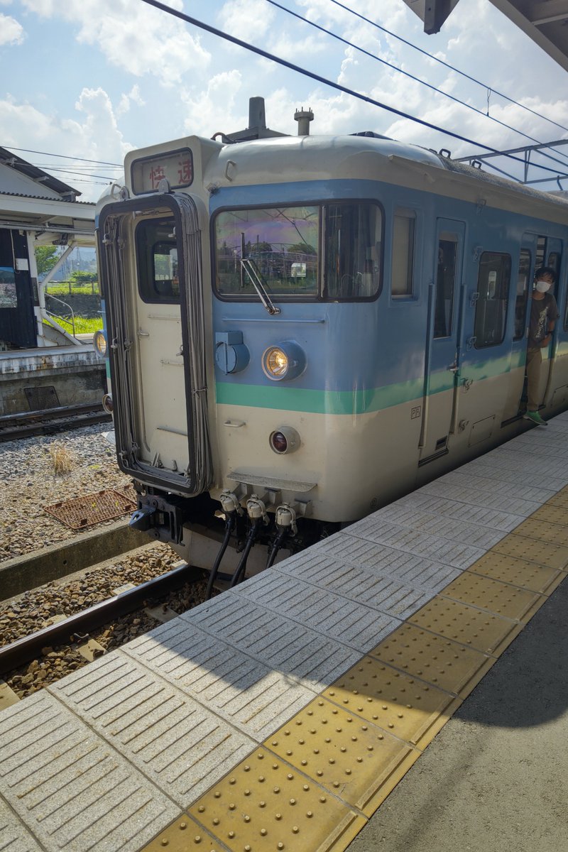 hakutaka1206's tweet photo. 臨時快速信越Rapid軽井沢行き　黒姫駅にて　＃しなの鉄道 https://t.co/8XA2KOhkhH