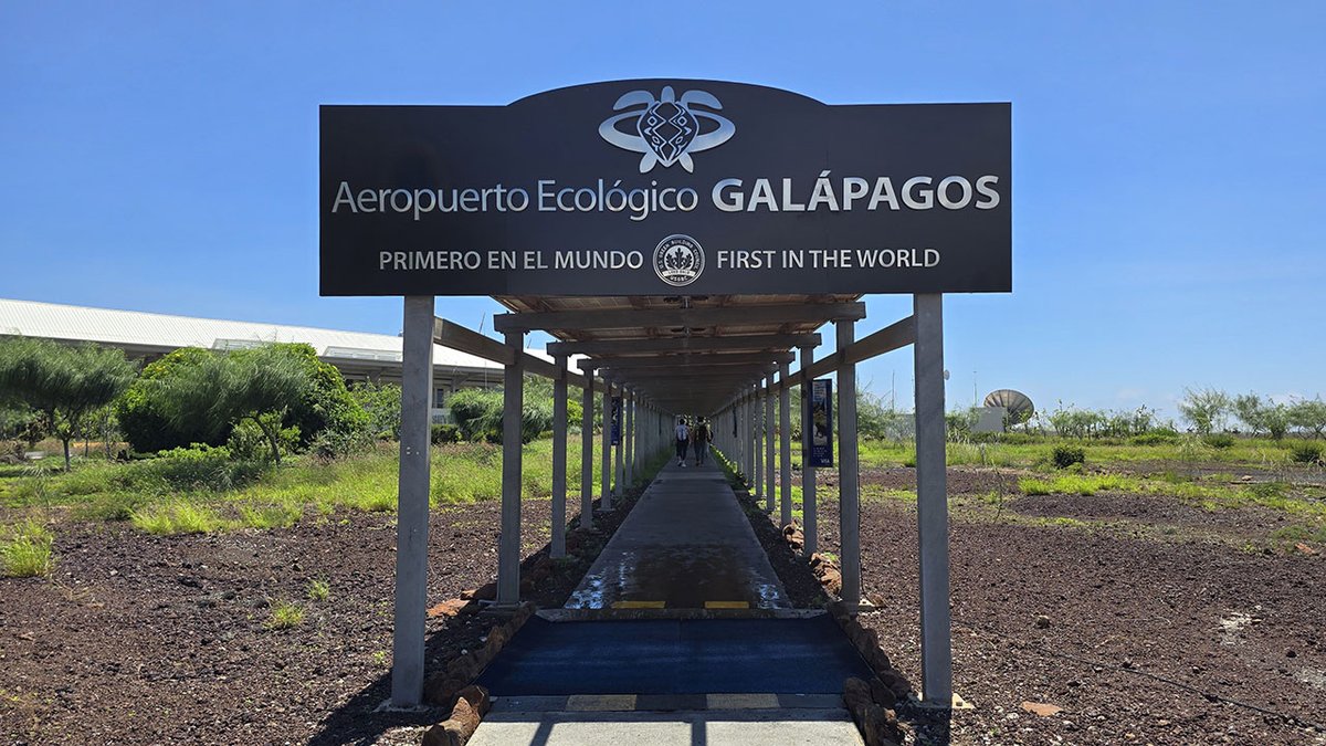 n_larenas's tweet photo. Hace 15 años, el Ecuador con el Aeropuerto de #Baltra, dió un paso clave en la conservación de las Islas #Galápagos con la construcción y operación del primer aeropuerto ecológico del mundo 👇 https://t.co/qHptolDBHj https://t.co/s6ypSe4NvL