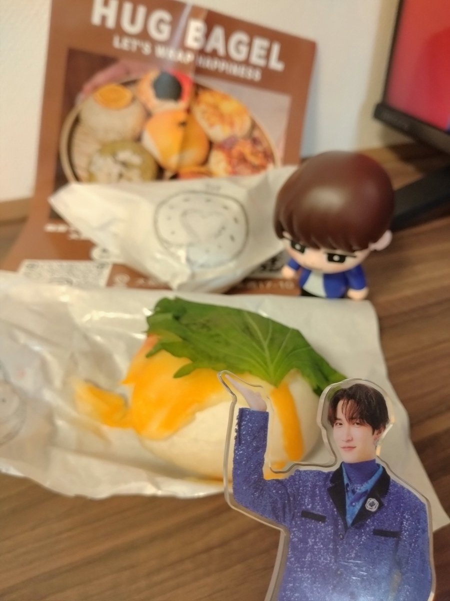 hhdsakk's tweet photo. しょっぴーが差し入れしてたHUG BAGEL🥯朝ごはん兼昼ごはんでいただきます！もちもちで美味しい😋 https://t.co/OiYybAPA3A