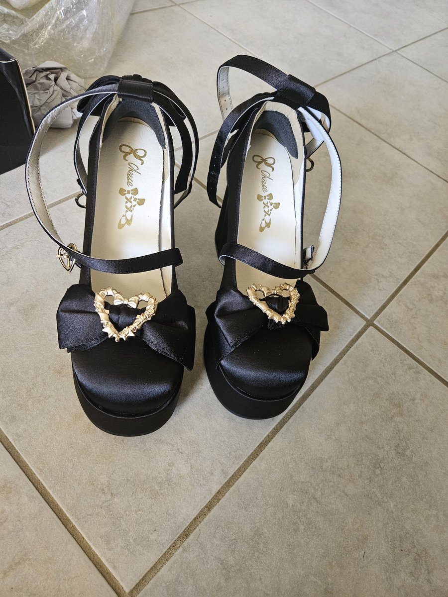 Ashsthots's tweet photo. does any bad bitch wear size 8 shoes and wanna buy these off me 😭 https://t.co/lKWfDVxZ4w