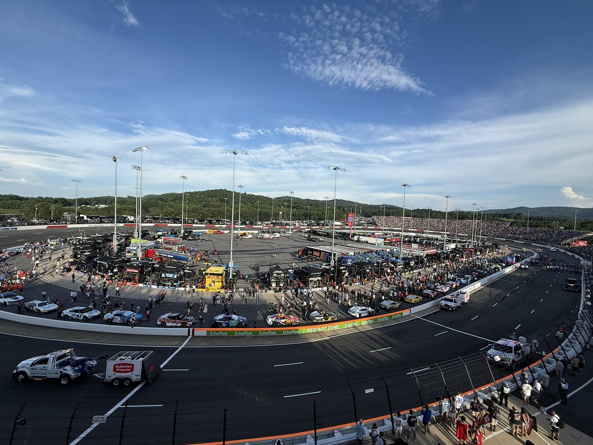 KurtBusch's tweet photo. @NWBSpeedway feeling the old school vibe and all the emotions. 30yrs ago I remember watching the final race w my dad on tv. Respect to all the fans and honoring my brother in so many ways, especially lap #8 https://t.co/qW100M59Uh