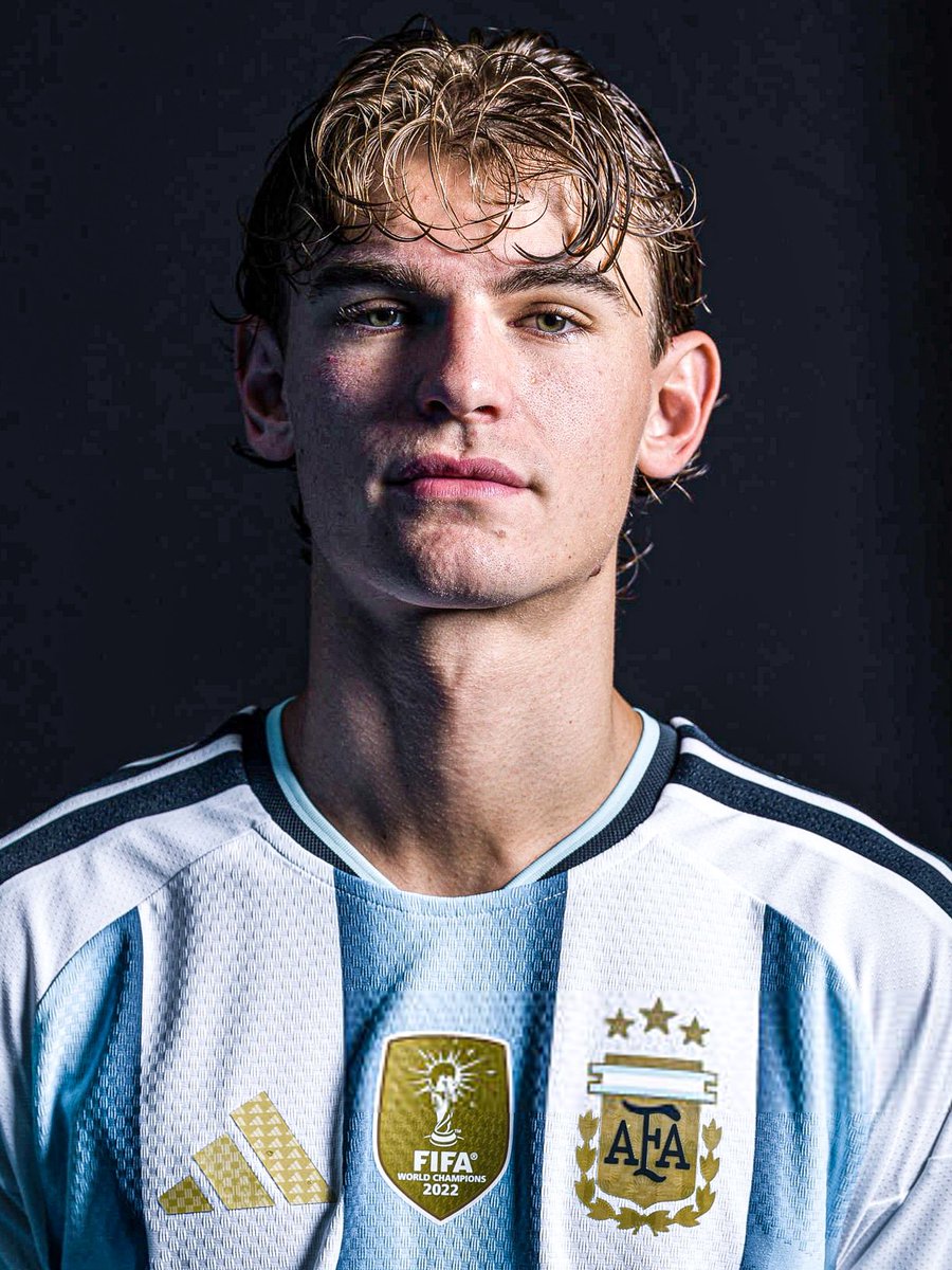 dataref_ar's tweet photo. 🗣️ "PROMETO DAR ABSOLUTAMENTE TODO DE MÍ PARA TRAER ESTA COPA DE VUELTA A CASA"

🇦🇷 El mensaje de Nico Paz luego de la derrota de la Selección Argentina en la final de la Copa del Mundo ante España:

"Hoy más que nunca, orgulloso de representar a este país, a esta selección, y de formar parte de un grupo de personas increíbles que mueren por estos colores y dejan corazón y alma en todo momento. Solo les puedo decir gracias.

Prometo dar absolutamente todo de mí para traer esta copa de vuelta a Argentina. Felicidades a España y a todos los españoles. Aguante Argentina siempre en las buenas y en las malas".
