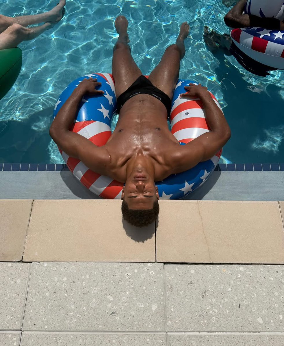 cloiskryptonite's tweet photo. remember when jude bellingham posted this thirst trap https://t.co/Zi96SSVxMx