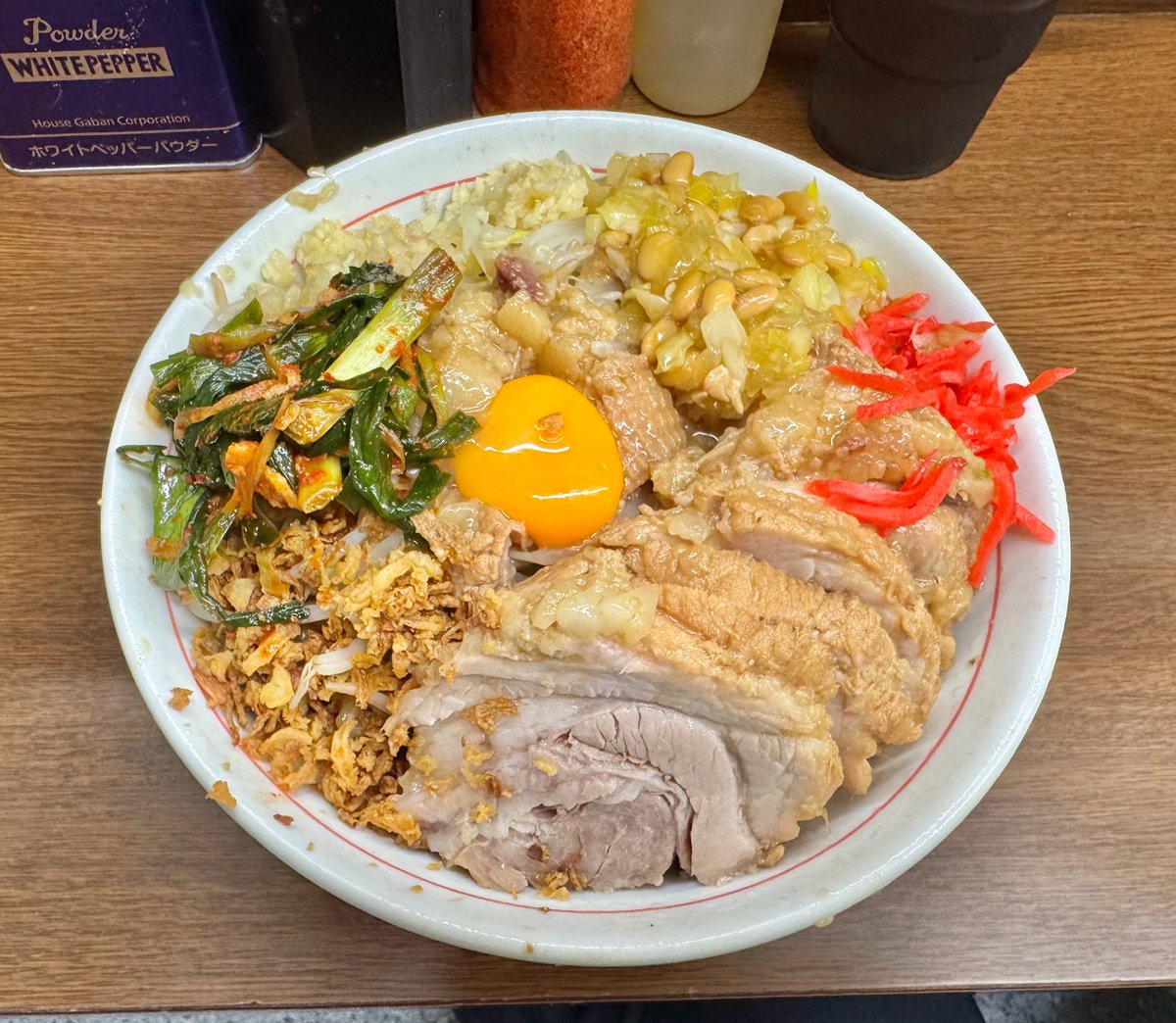 yobeatsu0223's tweet photo. ラーメン二郎 横浜関内店

小豚汁なし（豚5枚、ﾆﾝﾆｸｱﾌﾞﾗﾍﾞﾆｶﾗﾒ）+納豆沢庵+ニラキムチ

汁なしグルン混ぜたら一心不乱に啜って
た。フワ豚神ってて増し正解！
ネバ②アクセントもあり寄りのあり。

ご馳走様でした🙏 https://t.co/DPb0Jdnr7U