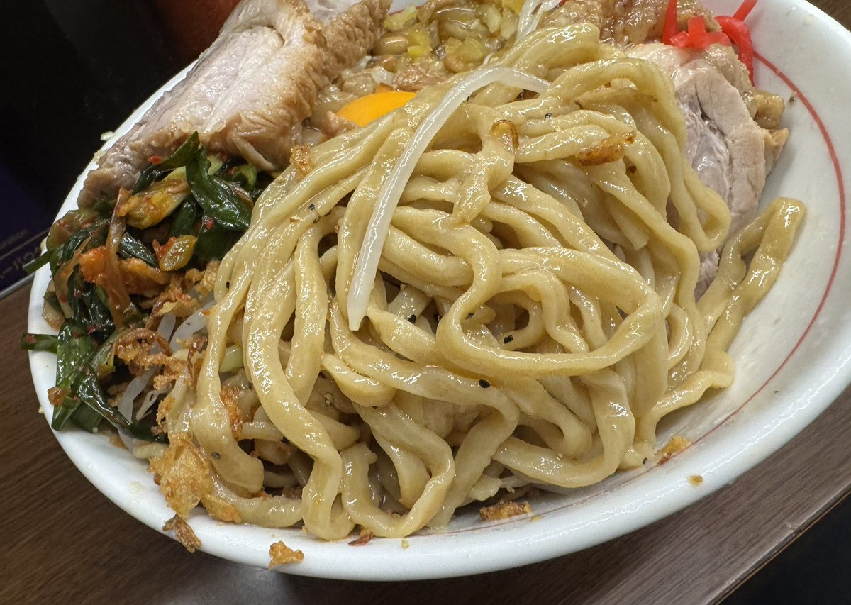 yobeatsu0223's tweet photo. ラーメン二郎 横浜関内店

小豚汁なし（豚5枚、ﾆﾝﾆｸｱﾌﾞﾗﾍﾞﾆｶﾗﾒ）+納豆沢庵+ニラキムチ

汁なしグルン混ぜたら一心不乱に啜って
た。フワ豚神ってて増し正解！
ネバ②アクセントもあり寄りのあり。

ご馳走様でした🙏 https://t.co/DPb0Jdnr7U