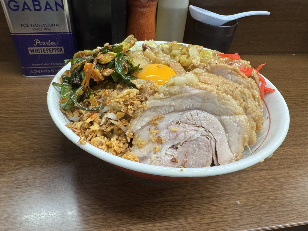 yobeatsu0223's tweet photo. ラーメン二郎 横浜関内店

小豚汁なし（豚5枚、ﾆﾝﾆｸｱﾌﾞﾗﾍﾞﾆｶﾗﾒ）+納豆沢庵+ニラキムチ

汁なしグルン混ぜたら一心不乱に啜って
た。フワ豚神ってて増し正解！
ネバ②アクセントもあり寄りのあり。

ご馳走様でした🙏 https://t.co/DPb0Jdnr7U