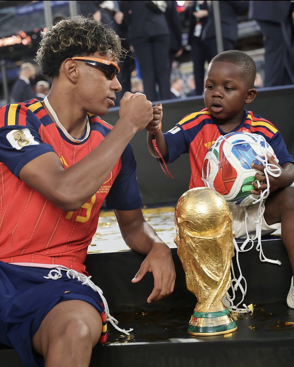 ZAMENZA's tweet photo. Lamine Yamal esbanjando plenitude e deixando seu irmãozinho Keyne segurar a taça de campeã do Mundo da Espanha. #ESPXARG 
https://t.co/0DfsjuXSC0