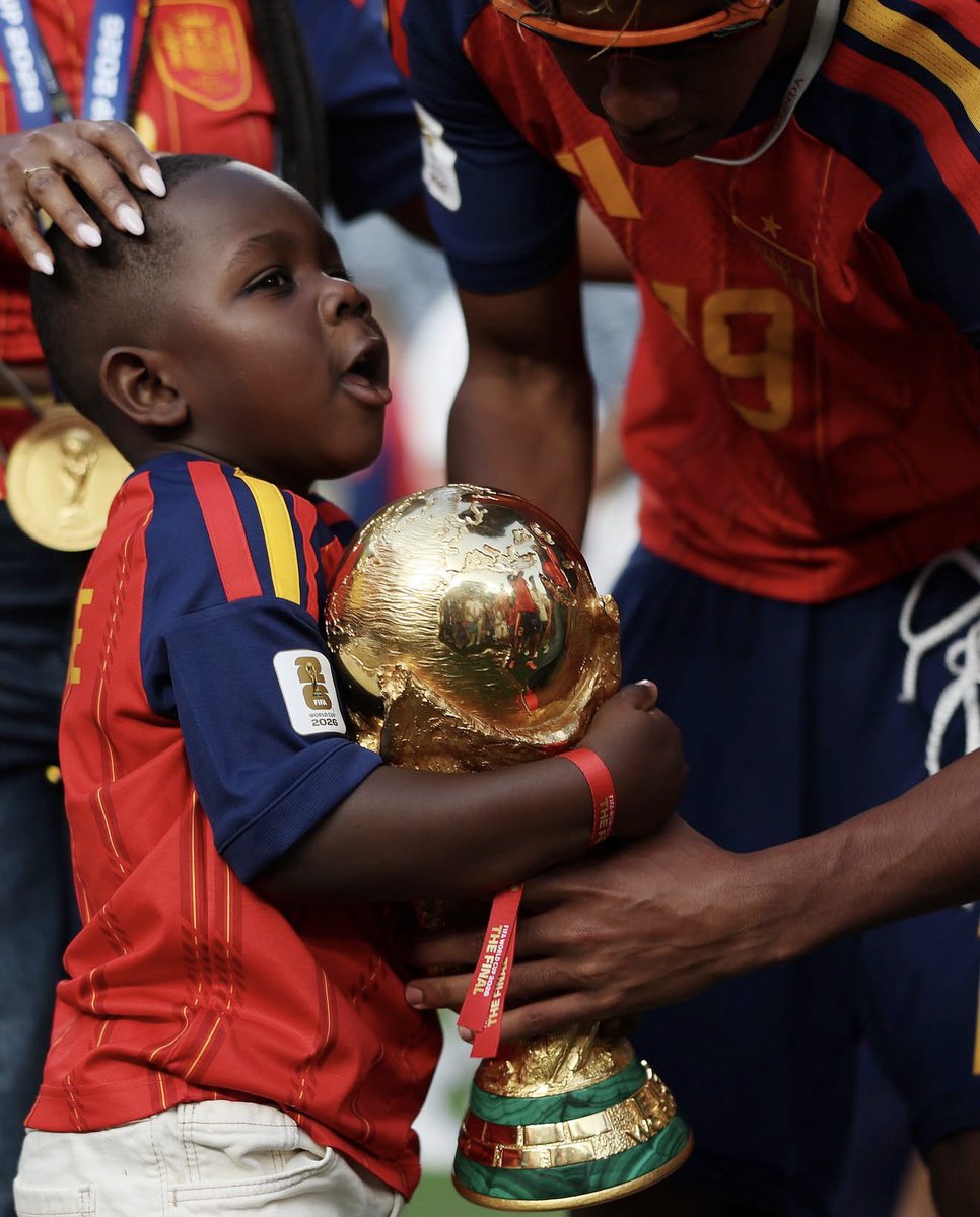 ZAMENZA's tweet photo. Lamine Yamal esbanjando plenitude e deixando seu irmãozinho Keyne segurar a taça de campeã do Mundo da Espanha. #ESPXARG 
https://t.co/0DfsjuXSC0