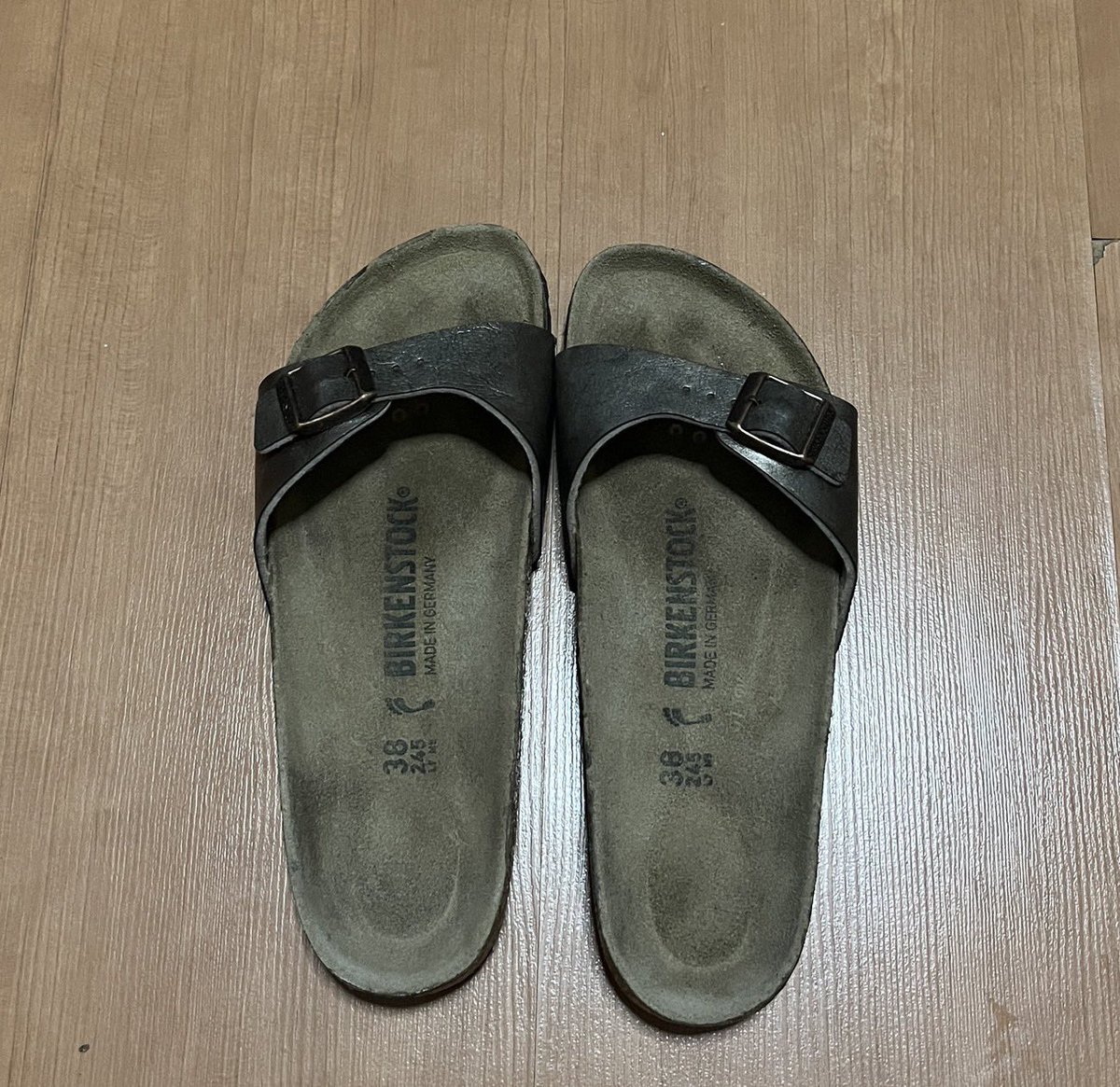 Babbystarnn's tweet photo. ￼ปล่อยต่อ BIRKENSTOCK  Madrid BF (Graceful Taupe) size38 price:1390 
ซื้อต่อมาใส่ไม่ได้ค่ะ   ไม่มีกล่อง 
  
งดต่องดผ่อนนะคะ🥺🥺
#birkenstockthailand #Birkenstockมือสอง #ส่งต่อbirken #Birkenstock #ส่งต่อรองเท้า #ส่งต่อbirkenstock #รองเท้ามือสอง
#ส่งต่อเสื้อผ้ามือสอง #ส่งต่อคสอ . https://t.co/i20ZjETZw9