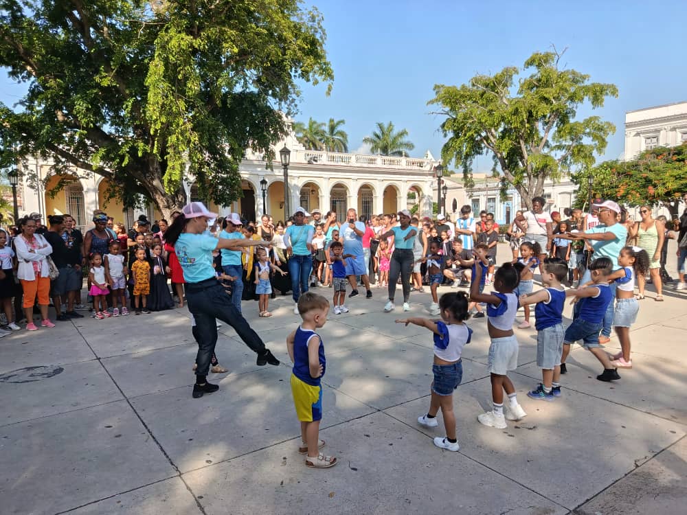 MirthaSnchezGo1's tweet photo. Oh, que hermosa, la gratitud de los niños, la pura gratitud no envenenada!”#MartíVive #MatancerosEnVictoria https://t.co/srwaFqVSMM