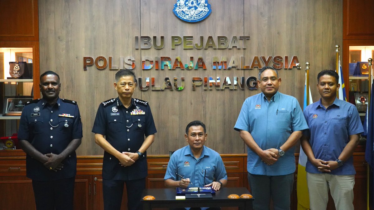 MKNPulauPinang's tweet photo. Kunjungan hormat oleh Tuan Asa'ari bin Haji Zainudin, Pengarah Keselamatan Negeri, MKN Negeri Pulau Pinang ke atas CP Datuk Dennis Lim Kwang Keng, Ketua Polis Pulau Pinang.

#KeselamatanNegaraTanggungjawabBersama https://t.co/xtBteVQmfj