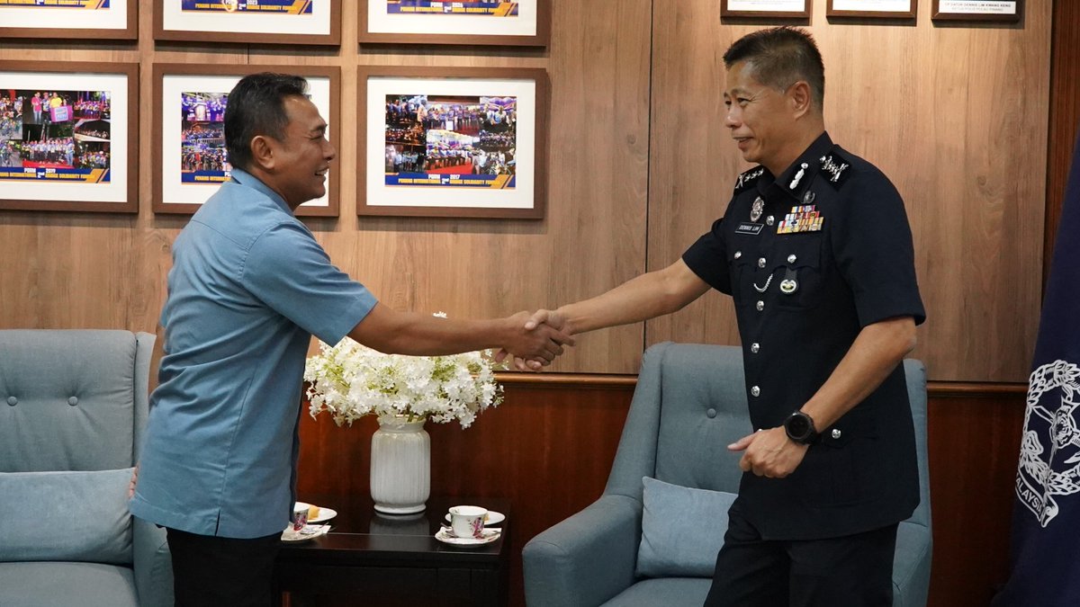 MKNPulauPinang's tweet photo. Kunjungan hormat oleh Tuan Asa'ari bin Haji Zainudin, Pengarah Keselamatan Negeri, MKN Negeri Pulau Pinang ke atas CP Datuk Dennis Lim Kwang Keng, Ketua Polis Pulau Pinang.

#KeselamatanNegaraTanggungjawabBersama https://t.co/xtBteVQmfj