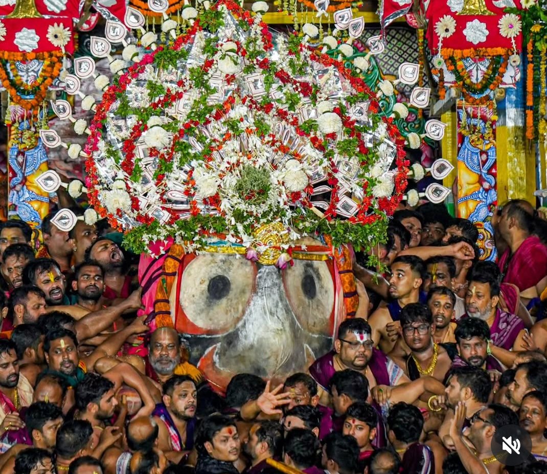 princess_sradha's tweet photo. ଷାଠିଏ ପଉଟି ରୁଚିଲାନି ବୋଲି
ଆସିଲ ମାଉସୀ ଘର,
କେତେ ମିଠା କ୍ଷୀରି ପୋଡ଼ ପିଠା ଖାଇ
ହୋଇଲ ଆତ୍ମ ବିଭୋର....।।

#ଜୟଜଗନ୍ନାଥ https://t.co/cwiuej9YN1
