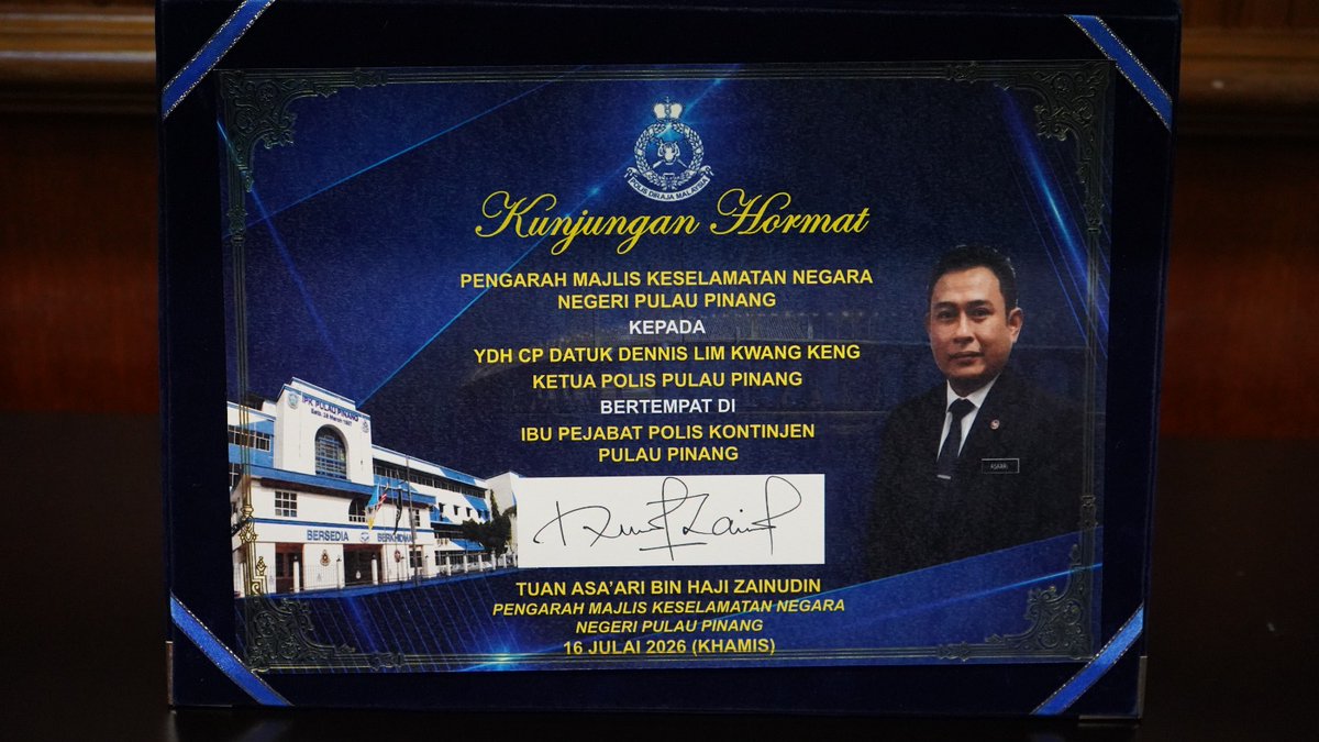 MKNPulauPinang's tweet photo. Kunjungan hormat oleh Tuan Asa'ari bin Haji Zainudin, Pengarah Keselamatan Negeri, MKN Negeri Pulau Pinang ke atas CP Datuk Dennis Lim Kwang Keng, Ketua Polis Pulau Pinang.

#KeselamatanNegaraTanggungjawabBersama https://t.co/xtBteVQmfj