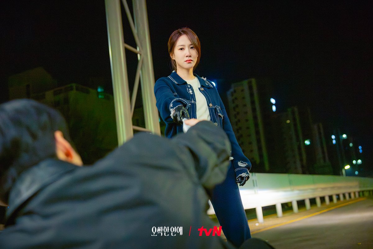 CJnDrama's tweet photo. 귀신이 점지해 준(?) 첫 만남?
범인 때려잡는 여리X강욱 환상의 합💥

[토일] 밤 9:10ㅣtvN
#즐거움엔20tvN #오싹한연애 #SpookyinLove https://t.co/kw6YJPCOPK