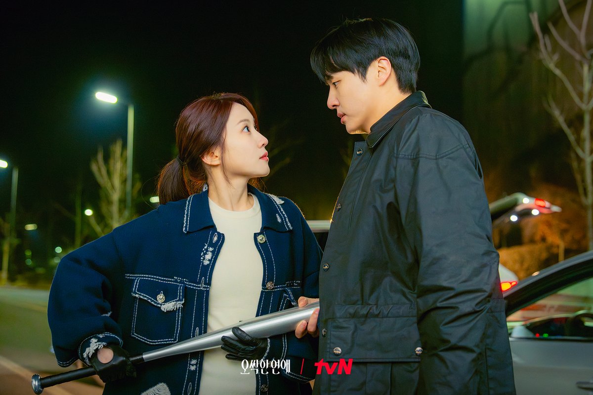 CJnDrama's tweet photo. 귀신이 점지해 준(?) 첫 만남?
범인 때려잡는 여리X강욱 환상의 합💥

[토일] 밤 9:10ㅣtvN
#즐거움엔20tvN #오싹한연애 #SpookyinLove https://t.co/kw6YJPCOPK