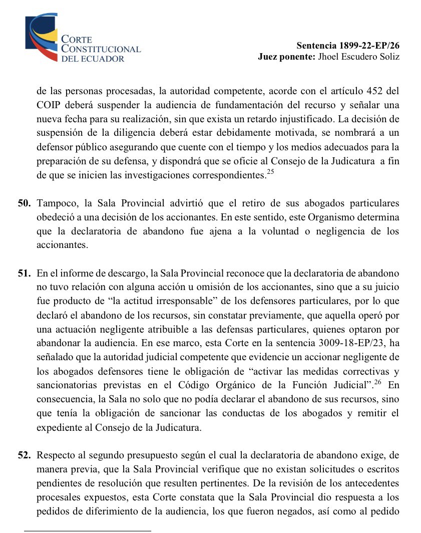 VeronicaLHM's tweet photo. 🔵Inicia la audiencia y los abogados se van. 

🔹Esta sentencia puede servir para los que ejercen en materia penal. 

🔹#LaCortedice que, ante el abandono de la defensa técnica particular de las personas procesadas, el juez, acorde con el Art. 452 del COIP debe suspender la audiencia de fundamentación del recurso y señalar una nueva fecha para su realización, sin que exista un retardo injustificado. 

🔹La decisión de suspensión de la diligencia deberá ser debidamente motivada, se nombrará a un defensor público asegurando que cuente con el tiempo y los medios adecuados para la preparación de su defensa y dispondrá que se oficie al Consejo de la Judicatura a fin de que inicien las investigaciones correspondientes.

🔹La CC agregó que, el juez competente que evidencie un accionar negligente de los abogados defensores tiene la obligación de activar las medidas correctivas y sancionatoria a previstas en el COFJ.

🔹La Corte señaló que el retirarse de una sala de audiencias dejando en indefensión a sus defendidos incumple con los deberes de los abogados en el patrocinio de las causas, afectando al proceso de forma injustificada y de forma directa a sus representados.

🔹Finalmente, la Corte indicó que: si la ausencia a la audiencia de fundamentación del recurso se produce por la negligencia u otras causas ajenas a las de la persona procesada, la autoridad judicial competente “[…] deberá hacer conocer el hecho a las autoridades disciplinarias competentes, reagendar la diligencia convocada y designar un abogado de la Defensoría Pública, previendo que cuente con el tiempo y los medios adecuados para preparar la defensa”. 

Sentencia No. 1899-22-EP/26